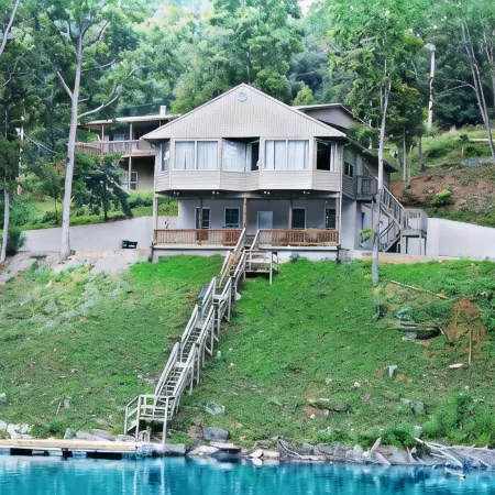 Tiltn Hiltn Beautiful lake home on Lake Norris in Lafollette, TN