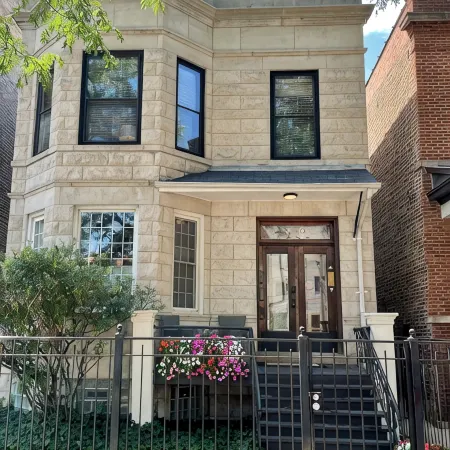 The Wrigleyville VIP- Luxury unit, a block from Wrigley Field, Cubs Fan Favorite
