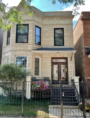 The Wrigleyville VIP- Luxury unit, a block from Wrigley Field, Cubs Fan Favorite - 방갈로