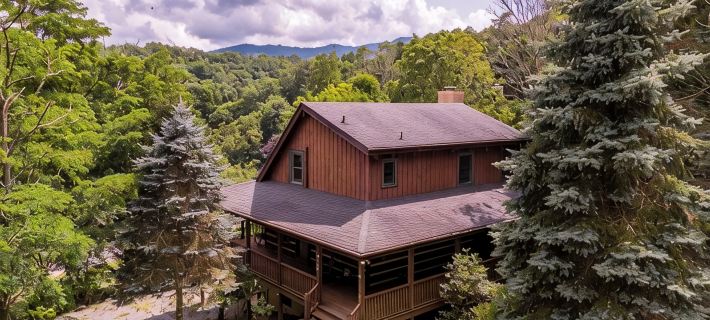 4-Bed/Bath Cabin: Hot Tub, Game Room, Pet-Friendly! Hotels in Avery County