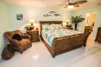 Luxury Palm Tree Two / 3 King Beds, Put Put Golf, Heated Pool, 7 Person Hot Tub