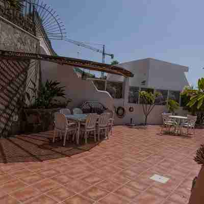 Luxury villa with private heated pool in private garden. Close to beaches. Hotel Exterior