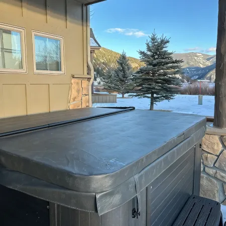 Newly renovated townhome near Town Ctr. Lone Peak views, rec room, new hot tub.