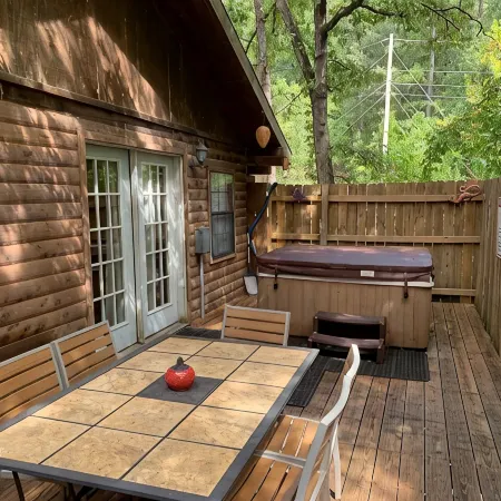 Beautiful Log Cabin. Sleeps 2-8. Reds Landing Boat Ramp .5 mi Away. A+ Fishing.