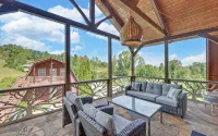 Incredible Farmhouse,18 Acres, Pool, 7 King Bds, Near Helen, Tiny Weddings!