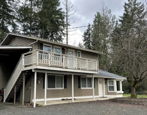 Cozy 1-bedroom suite on a small goat farm with full kitchen and living room
