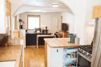Little Yellow House - Downtown Charming 2 BDRM - 3つ星