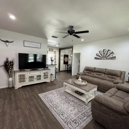 Burleson Farmhouse 3-bedroom house