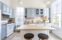 Newly Renovated Victorian House 1 train stop to SF and Parking
