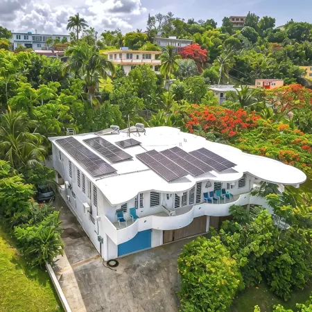 Garden Vacation w/ Outdoor Living Space and Kitchen, Large Rooms, King Size Beds