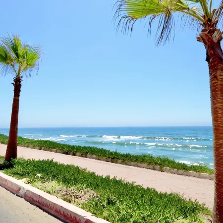 2 BDR - BEACHFRONT Cozy Apt