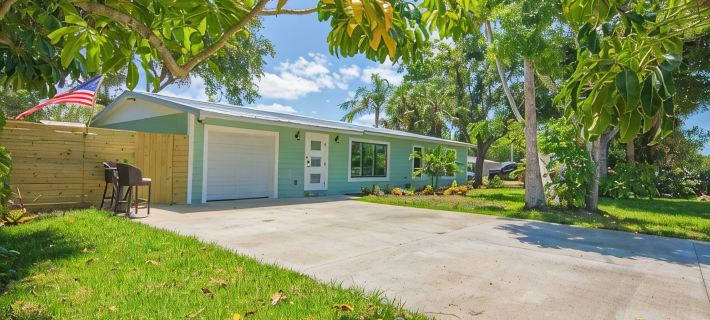 Charming, Fully Renovated  3bd/2bth house in awesome Vero Beach. Dogs welcome! Hotels in Vero Beach