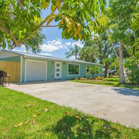 Charming, Fully Renovated  3bd/2bth house in awesome Vero Beach. Dogs welcome!