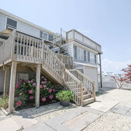 Beach Haven Getaway, Family Friendly, Spectacular Sunsets over Mordecai Island.