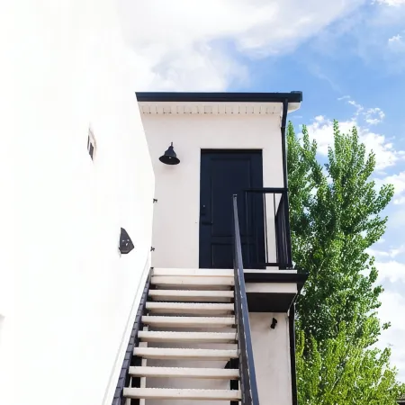 Stylish & Comfy Gem: Steps to Lake ~ Deck ~ Views! Near Zion National Park