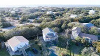 Surf Chalet w/ hot tub and kayaks