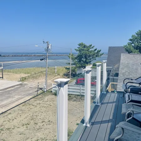 Cozy Costal Cottage ~ Prime Location ~ Just Seconds from Hills Beach!
