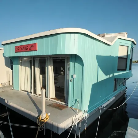 Aqua Lodge Houseboat "Captain's Quarters"