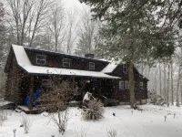 The perfect ADK log cabin getaway on 4 acres and 5 min. to town! - Homestays