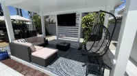 RESORT-STYLED 3 BDR HOME -HEATED POOL -UNDER A MILE FROM THE BEACH Huge Backyard - 4-نجوم