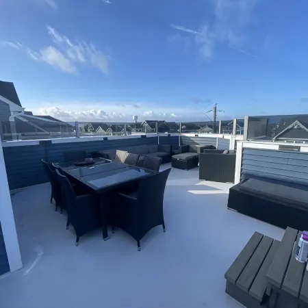 HOT TUB ON DECK, OCEAN VIEW, WALKING DISTANCE TO RESTAURANTS, BARS AND BOARDWALK