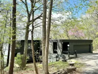 Mid-Century modern Lakeview Stay