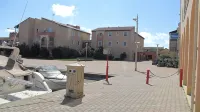 Nice studio view port. Beach and sea at 50 meters. - Wifi