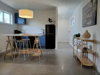 Paradise Palms Bungalow - New Private Studio with easy stroll to surf n sand - 4성급