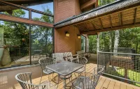 Charming 4-bedroom Ski house in Stratton with Shuttle or walk to slope.