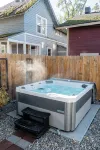 The Rustic Rose - 4 Bedroom House w/ Hot Tub Near Downtown