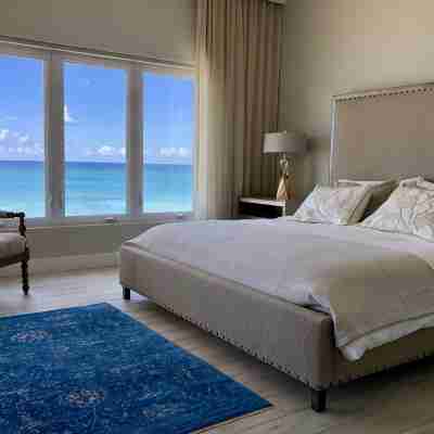 Beautiful Oceanfront Condo on Seven Mile Beach Rooms