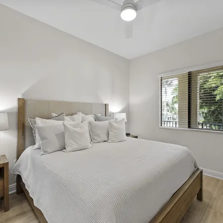 3 Pools, lazy river, walk to 5th ave restaurants!