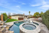 Dreamy Luxe Pool Retreat - 3BR in Urban Campbell