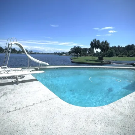 Lake Life Tiny House located on top of the water - Pool - 3 Kayaks - Beautiful!