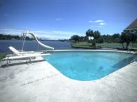 Lake Life Tiny House located on top of the water - Pool - 3 Kayaks - Beautiful! - Pools