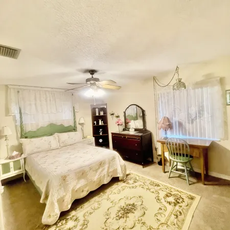 Holly's Hideaway Mt Dora Charming 2/2 in Historic District Отели в г. Маунт Дора