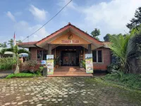 Cemara Tujuh Homestay & Resto Hotels in Wonosobo Regency