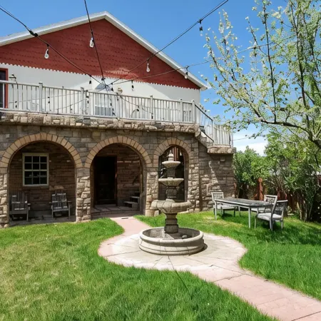 Western Carriage House Studio Suite- Western themed retreat- Full Kitchen & Bath