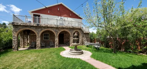 Western Carriage House Studio Suite- Western themed retreat- Full Kitchen & Bath - Homestays