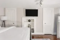 Hidden Garden Retreat in the Heart of Historic Savannah - Condos