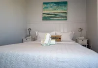 Charming 1-bedroom, Beachfront condo in fabulous Longboat Key steps to the beach - Balkoner