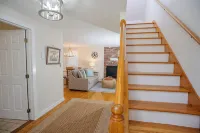 Relaxing Island Retreat, Cozy Cottage, Lamberts Cove Beach Access! - Homestays