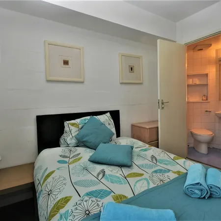 Waterfront Guest Accommodation Отели в г. Гринок