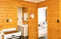 Tudor Park Motel - Motels