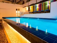 ONOMO Hotel Bamako - مسبح
