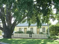 Bridge Cottages Sargeants & Armoury Cottages 1823 - History & Charm - parking