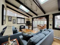 Spacious 4-bedroom Lakefront cottage in picturesque Bourne - Homestays