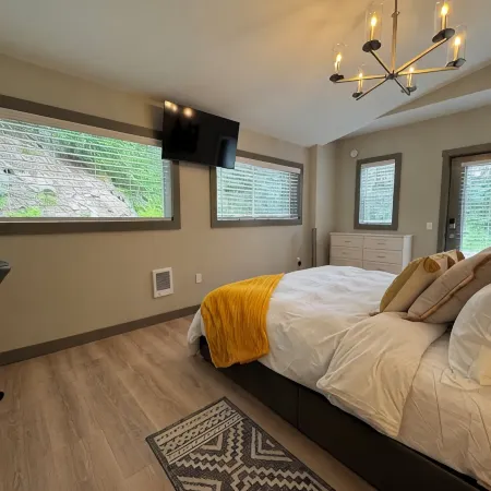Idaho Pine Condo at Schweitzer Ski Resort, 2 bedroom, 1 bath, high-end finishes.