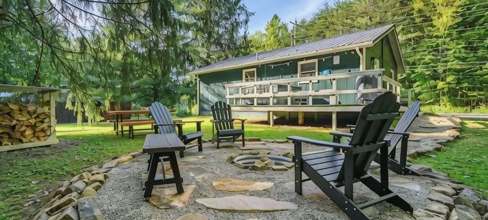 Creekside bungalow with a hot tub, walking distance to downtown Nashville Hotels in Brown County