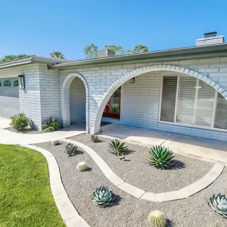 Heated Pool/Fire Lounge/TVpatio Oasis in Uptown!